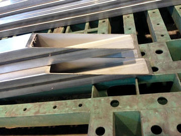スチール鋼管の鋭角切断（機械構造用角パイプ）